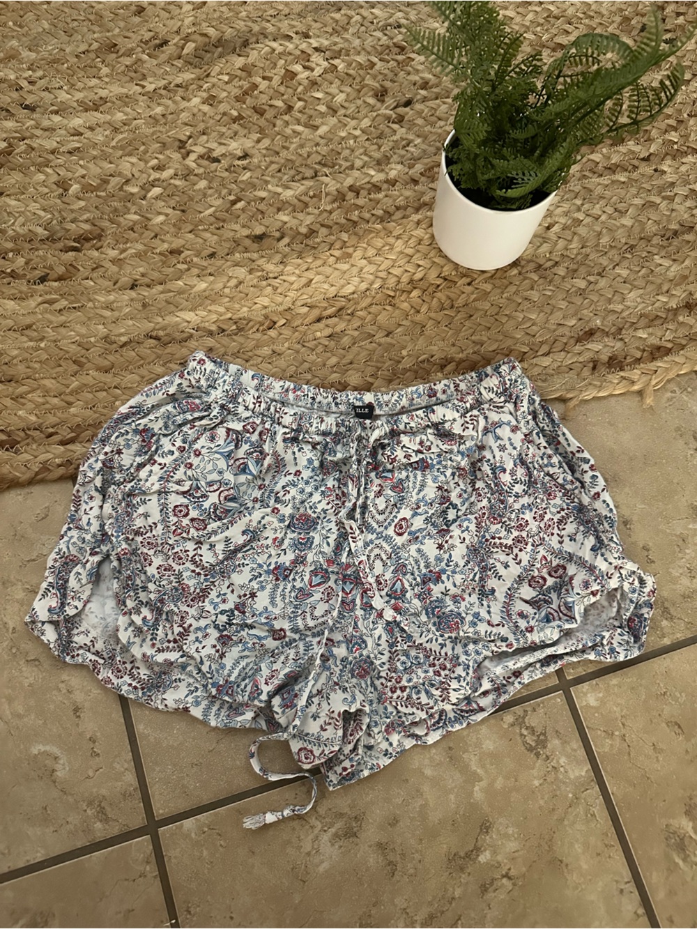 BRANDY MELVILLE FLOWY SHORTS